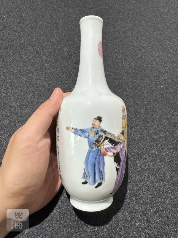 民国 粉彩明皇试马图长颈瓶 - 图3